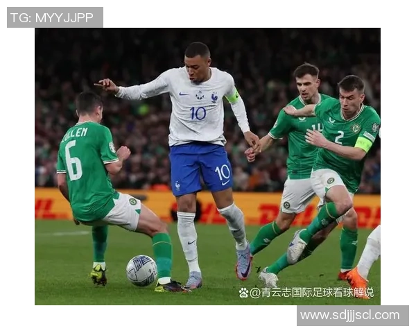 老球星重返绿茵场再战足球激情 展现岁月沉淀的技艺与风采 老球星重返绿茵场再战足球激情 展现岁月沉淀的技艺与风采