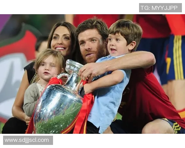 足球球星携萌娃亮相发布会展现温馨父爱引发现场热议